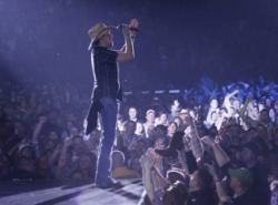 Jason-Aldean-on-My-Kinda-Party-tour-2011
